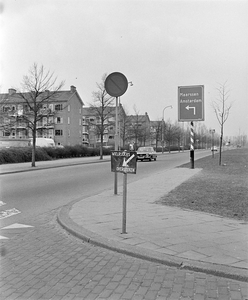 857472 Afbeelding van een wegwijzer aan de Burgemeester Norbruislaan te Utrecht.